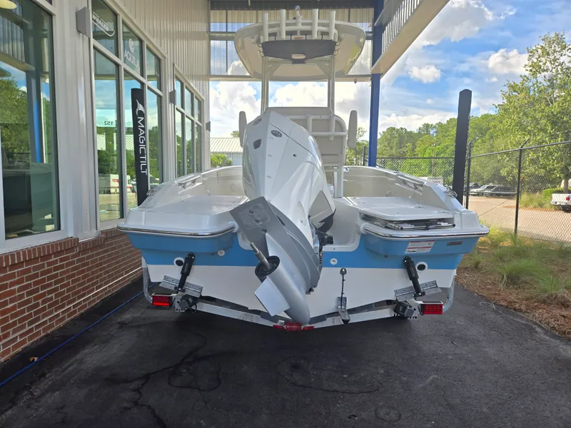 Slide: The Image of Boston Whaler 220 Dauntless 2026 - 2