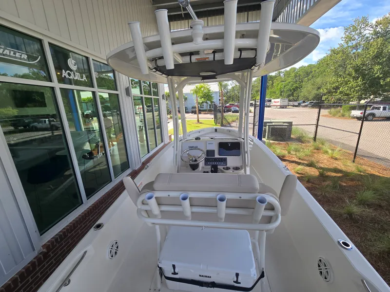 Slide: The Image of Boston Whaler 220 Dauntless 2026 - 5