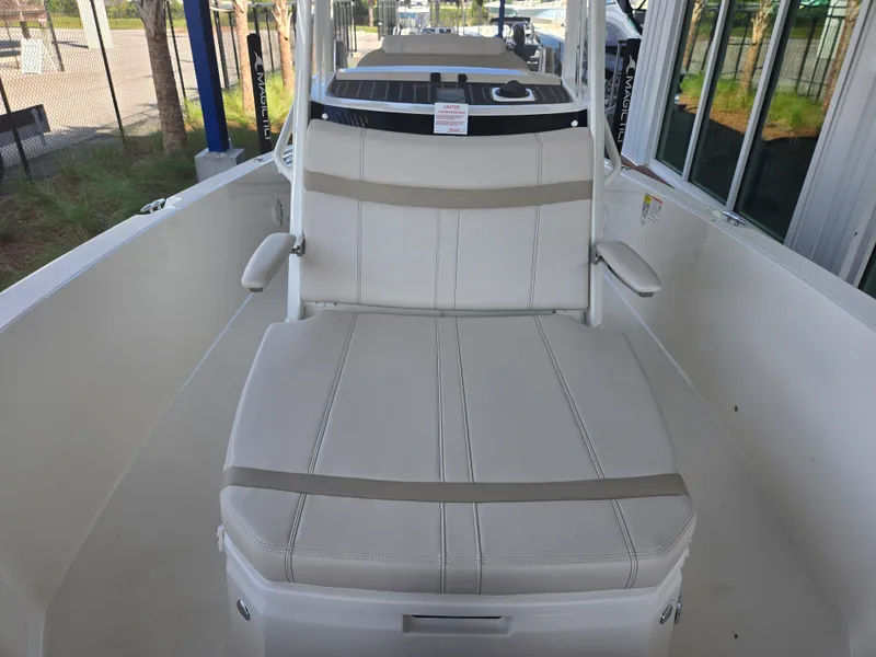 Slide: The Image of Boston Whaler 220 Dauntless 2026 - 10