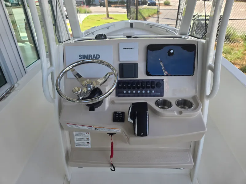 Slide: The Image of Boston Whaler 220 Dauntless 2026 - 6