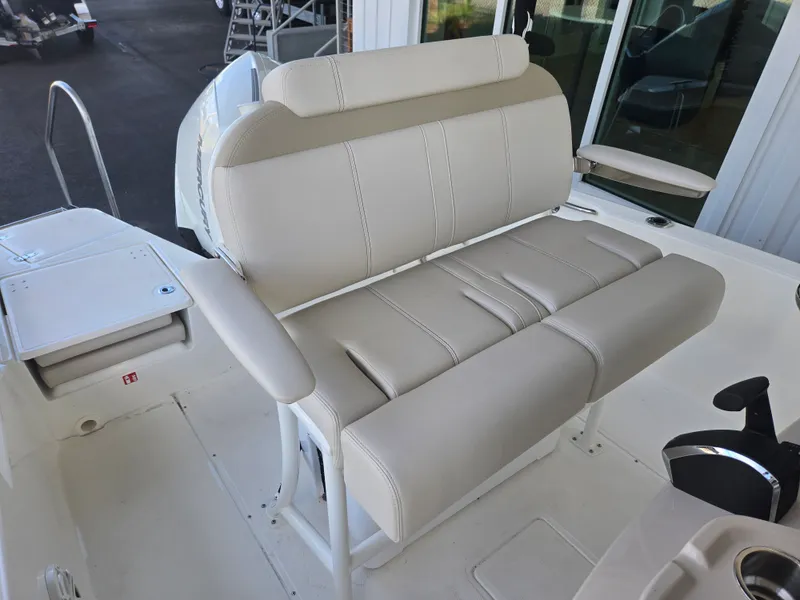 Slide: The Image of Boston Whaler 220 Dauntless 2026 - 4