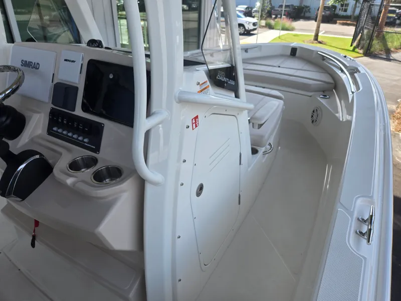 Slide: The Image of Boston Whaler 220 Dauntless 2026 - 7