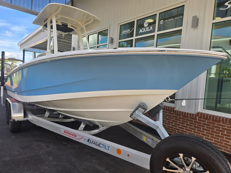 Slide: The Image of Boston Whaler 220 Dauntless 2026 - 13