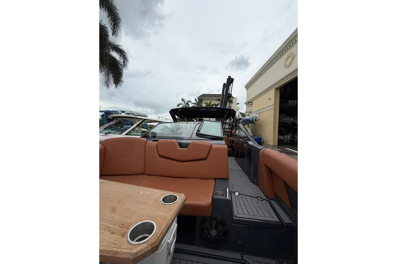 Slide: The Image of Cruisers 338 Outboard 2020 - 52