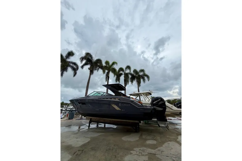 Slide: The Image of Cruisers 338 Outboard 2020 - 30
