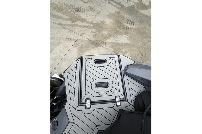 Slide: The Image of Cruisers 338 Outboard 2020 - 38