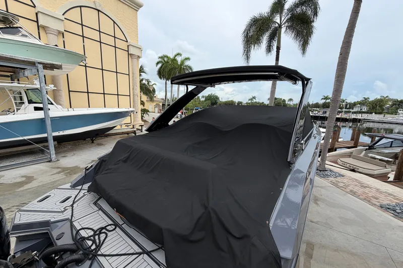 Slide: The Image of Cruisers 338 Outboard 2020 - 35