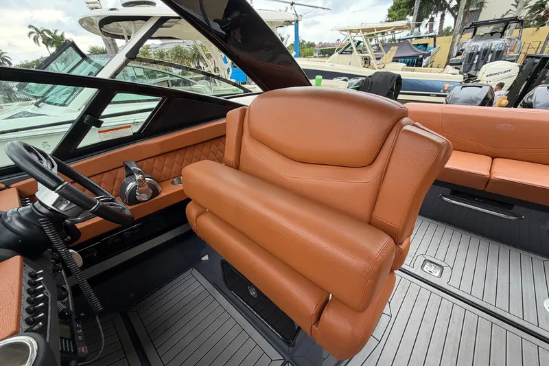 Slide: The Image of Cruisers 338 Outboard 2020 - 48