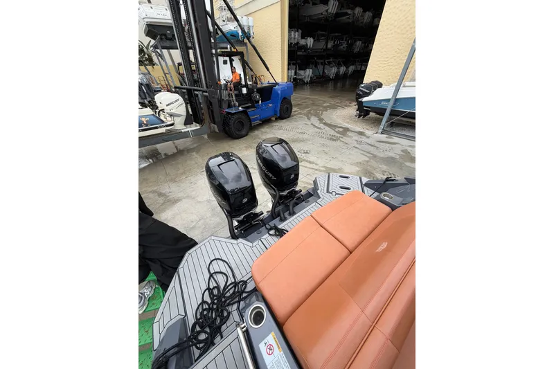 Slide: The Image of Cruisers 338 Outboard 2020 - 22
