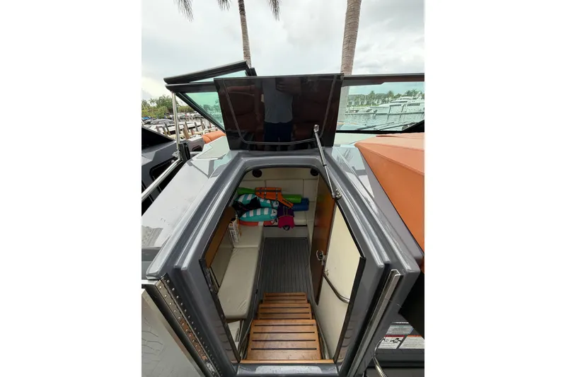 Slide: The Image of Cruisers 338 Outboard 2020 - 55