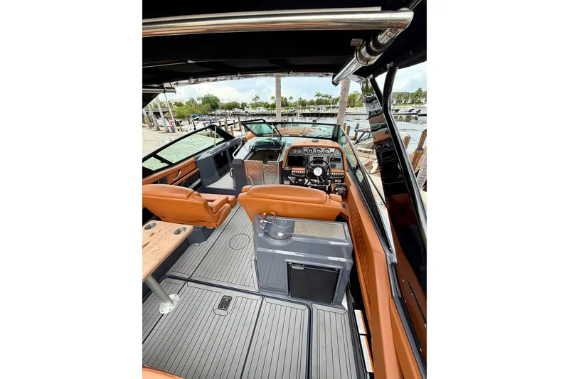 Slide: The Image of Cruisers 338 Outboard 2020 - 23