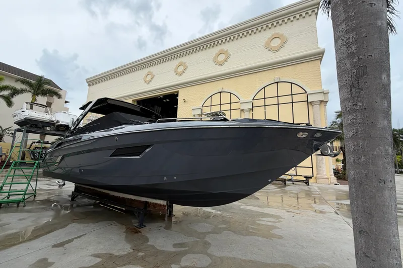 Slide: The Image of Cruisers 338 Outboard 2020 - 34