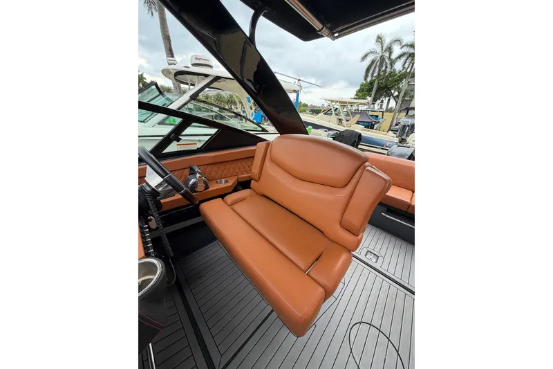 Slide: The Image of Cruisers 338 Outboard 2020 - 46