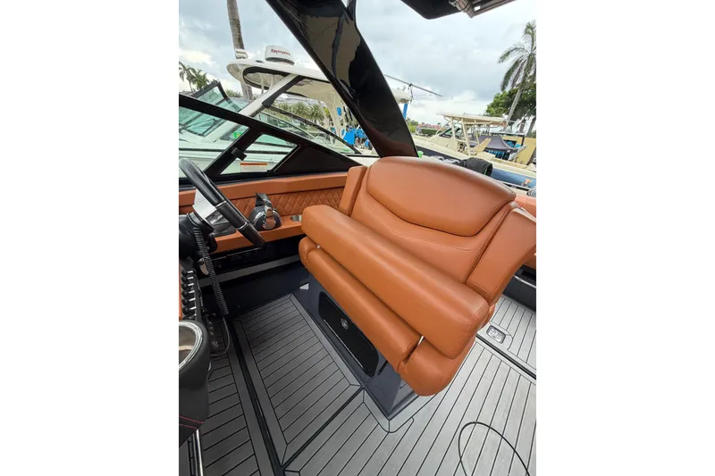 Slide: The Image of Cruisers 338 Outboard 2020 - 45