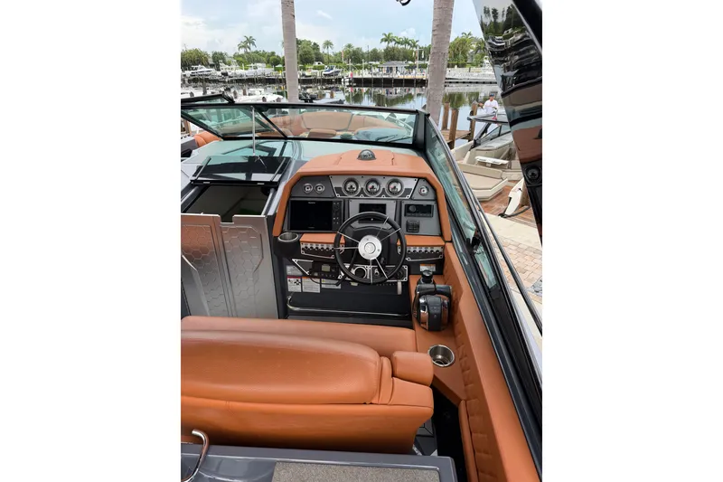 Slide: The Image of Cruisers 338 Outboard 2020 - 17