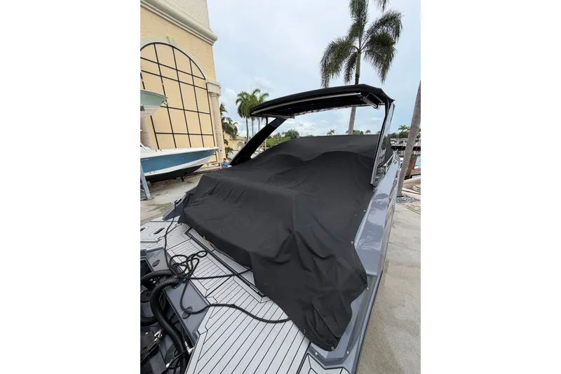 Slide: The Image of Cruisers 338 Outboard 2020 - 36