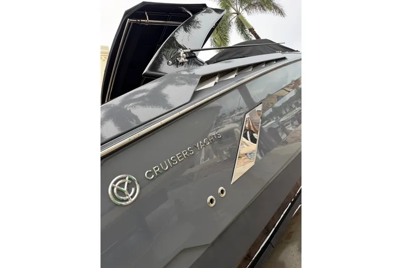 Slide: The Image of Cruisers 338 Outboard 2020 - 13