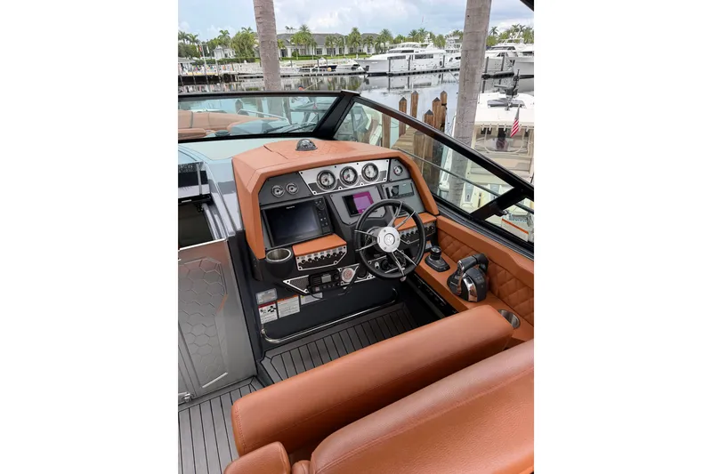 Slide: The Image of Cruisers 338 Outboard 2020 - 18