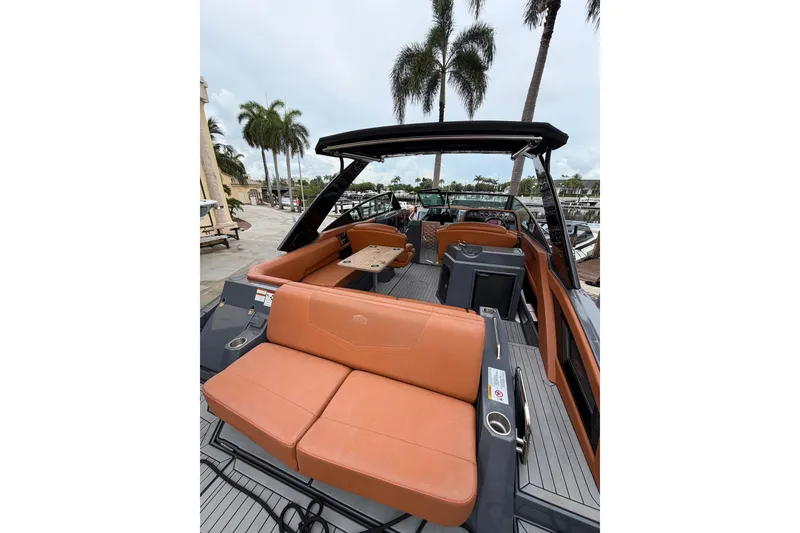 Slide: The Image of Cruisers 338 Outboard 2020 - 40
