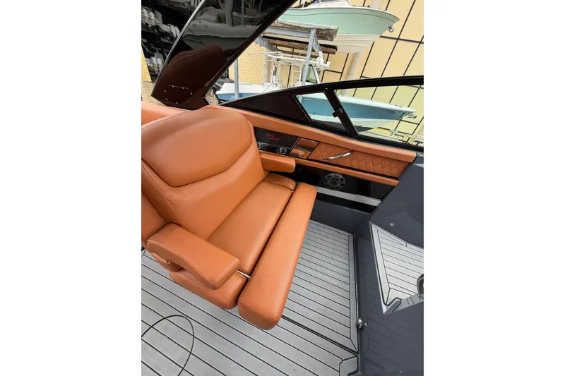 Slide: The Image of Cruisers 338 Outboard 2020 - 44