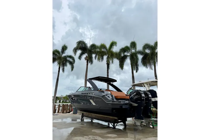 Slide: The Image of Cruisers 338 Outboard 2020 - 32