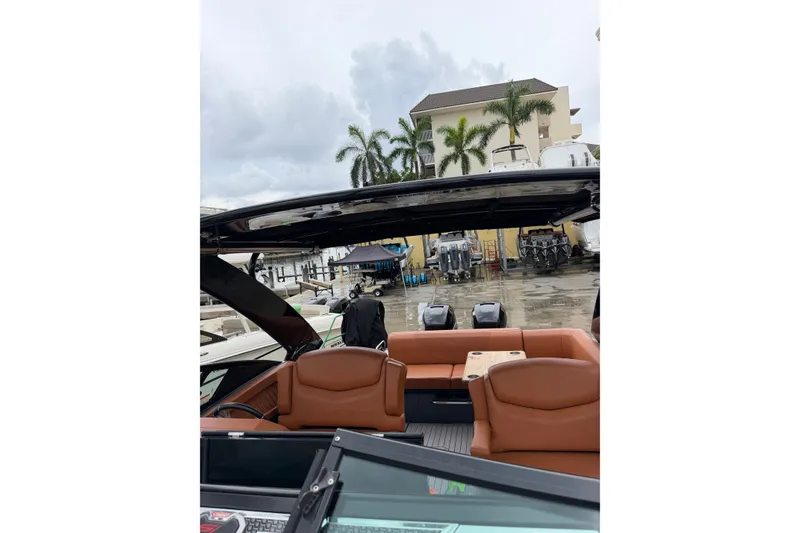 Slide: The Image of Cruisers 338 Outboard 2020 - 29