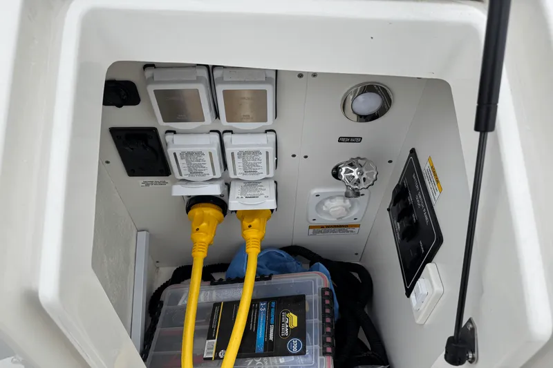 Slide: The Image of Sea Ray 320 SUNDANCER OUTBOARD 2023 - 18