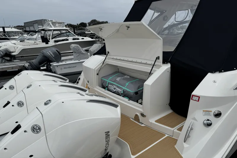 Slide: The Image of Sea Ray 320 SUNDANCER OUTBOARD 2023 - 19