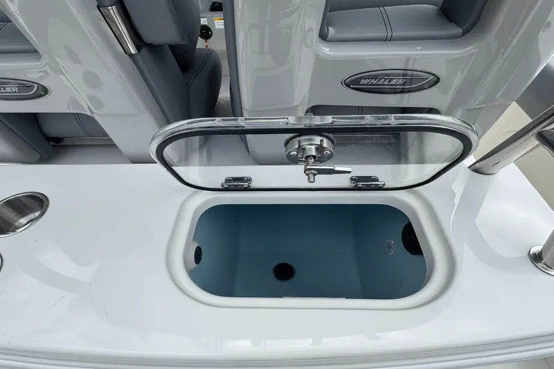 Slide: The Image of Boston Whaler 250 Outrage 2026 - 10