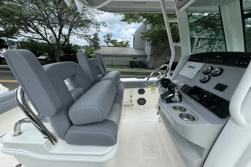 Slide: The Image of Boston Whaler 250 Outrage 2026 - 11
