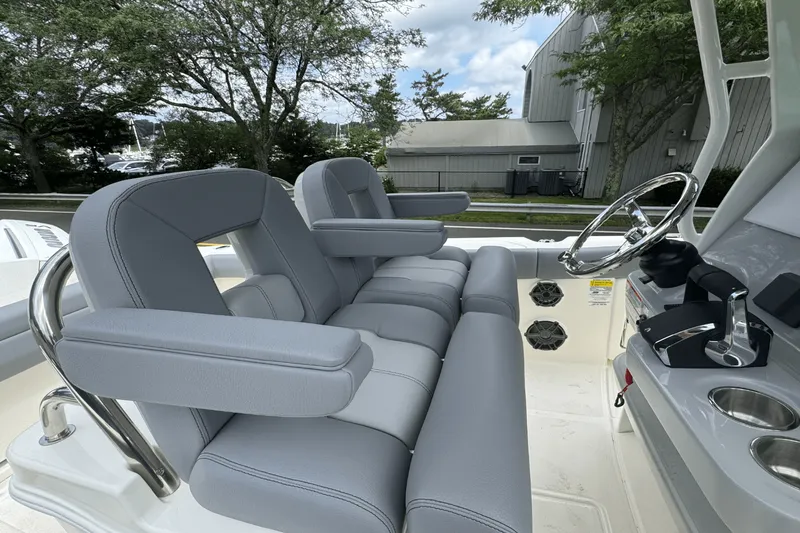 Slide: The Image of Boston Whaler 250 Outrage 2026 - 12