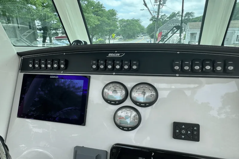 Slide: The Image of Boston Whaler 250 Outrage 2026 - 15