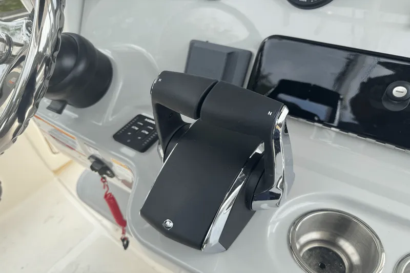 Slide: The Image of Boston Whaler 250 Outrage 2026 - 17