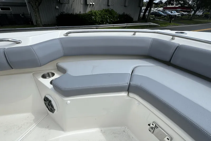 Slide: The Image of Boston Whaler 250 Outrage 2026 - 19