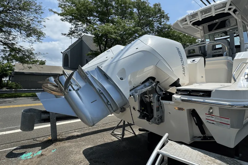 Slide: The Image of Boston Whaler 250 Outrage 2026 - 4