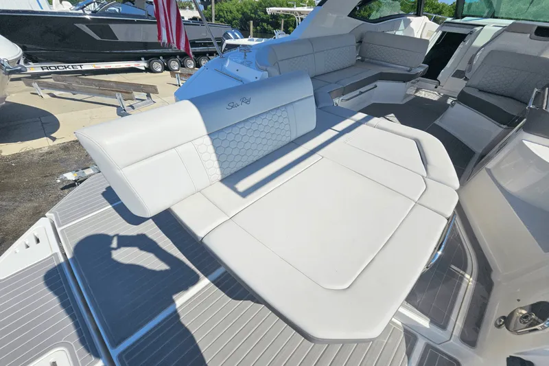Slide: The Image of Sea Ray 320 SUNDANCER 2024 - 10