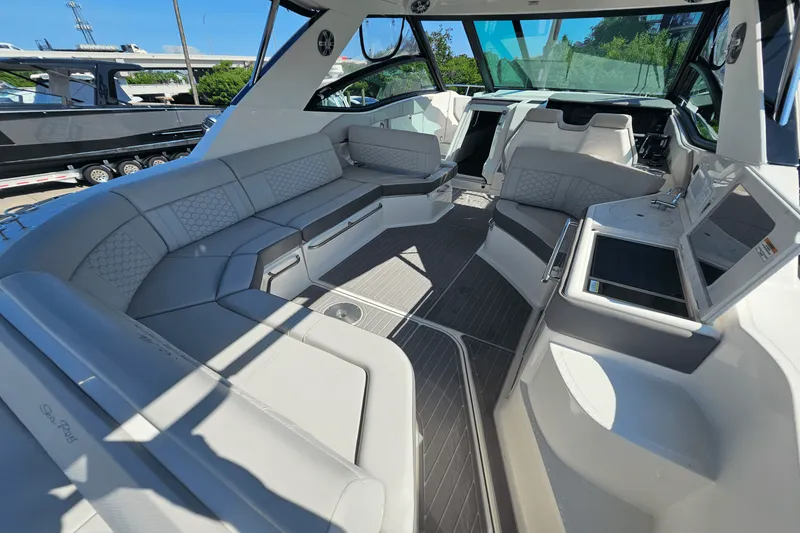 Slide: The Image of Sea Ray 320 SUNDANCER 2024 - 11
