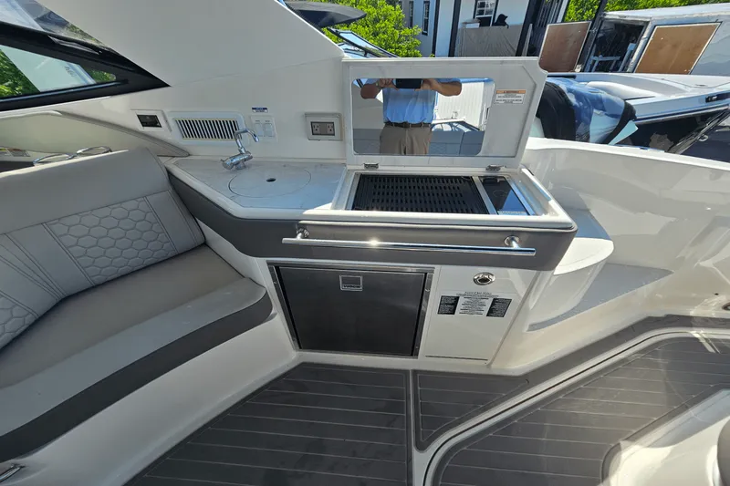 Slide: The Image of Sea Ray 320 SUNDANCER 2024 - 12