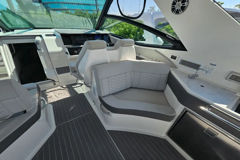 Slide: The Image of Sea Ray 320 SUNDANCER 2024 - 13