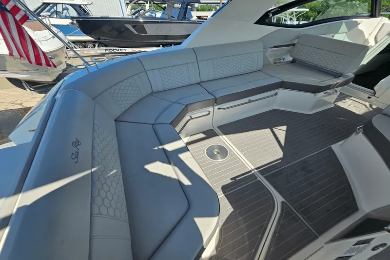 Slide: The Image of Sea Ray 320 SUNDANCER 2024 - 14
