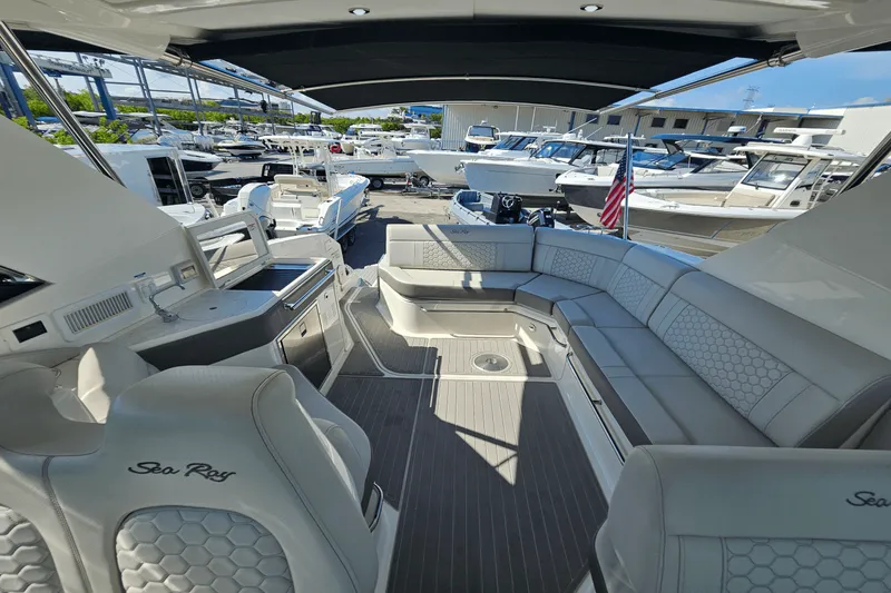 Slide: The Image of Sea Ray 320 SUNDANCER 2024 - 15