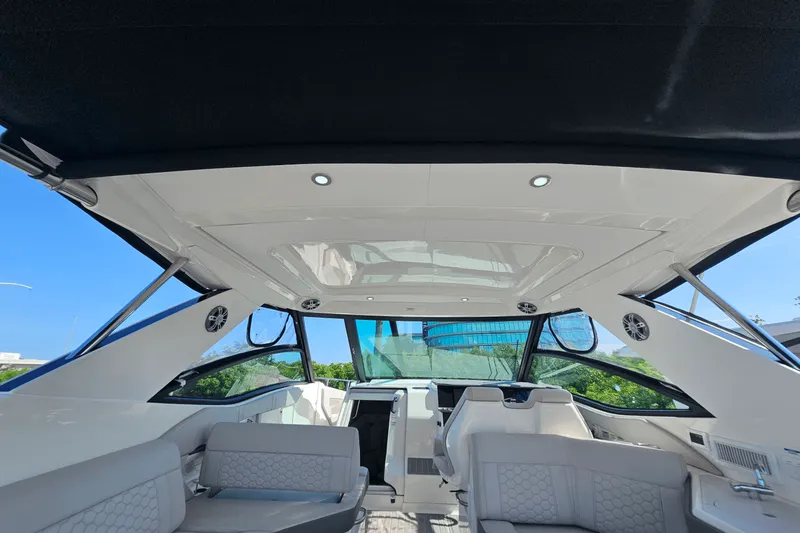 Slide: The Image of Sea Ray 320 SUNDANCER 2024 - 16