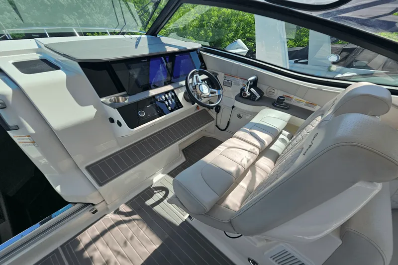 Slide: The Image of Sea Ray 320 SUNDANCER 2024 - 17