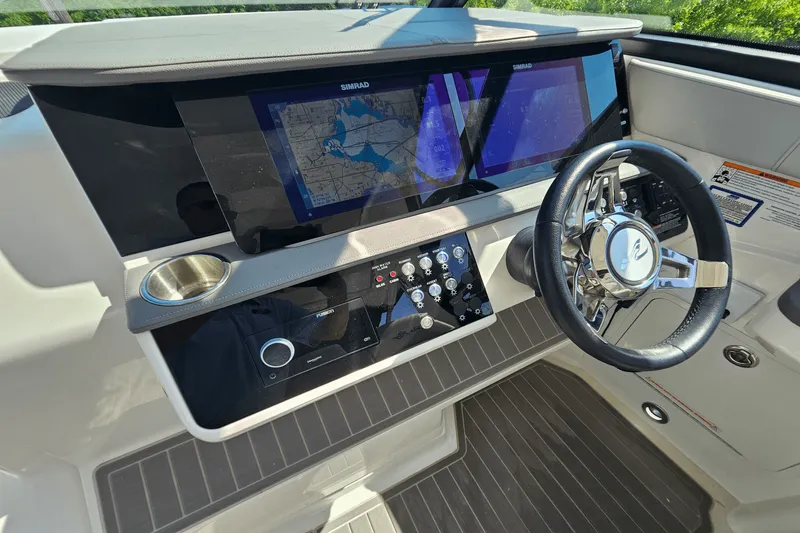 Slide: The Image of Sea Ray 320 SUNDANCER 2024 - 18