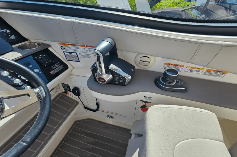 Slide: The Image of Sea Ray 320 SUNDANCER 2024 - 19