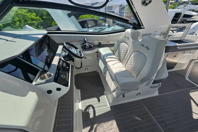 Slide: The Image of Sea Ray 320 SUNDANCER 2024 - 20