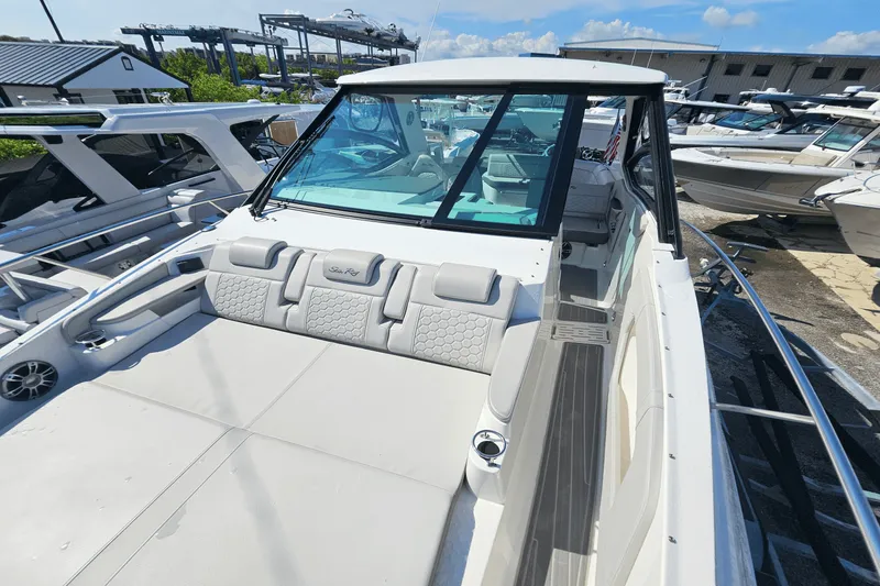 Slide: The Image of Sea Ray 320 SUNDANCER 2024 - 24