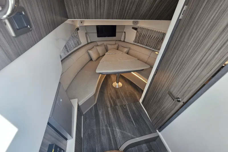 Slide: The Image of Sea Ray 320 SUNDANCER 2024 - 25