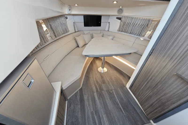 Slide: The Image of Sea Ray 320 SUNDANCER 2024 - 26