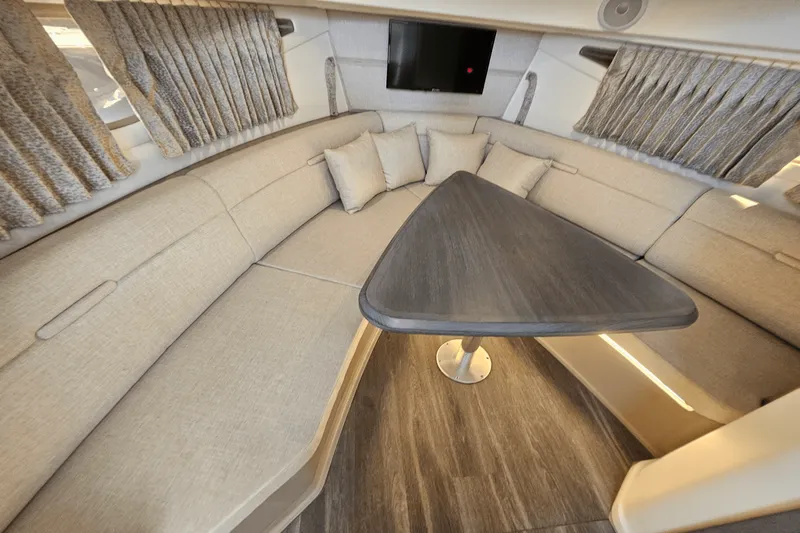 Slide: The Image of Sea Ray 320 SUNDANCER 2024 - 27